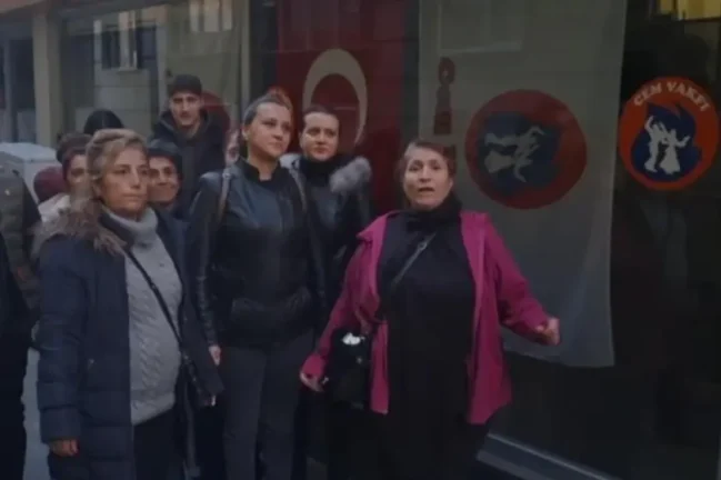 Cem Vakfı önünde bir araya gelen bir grup insan