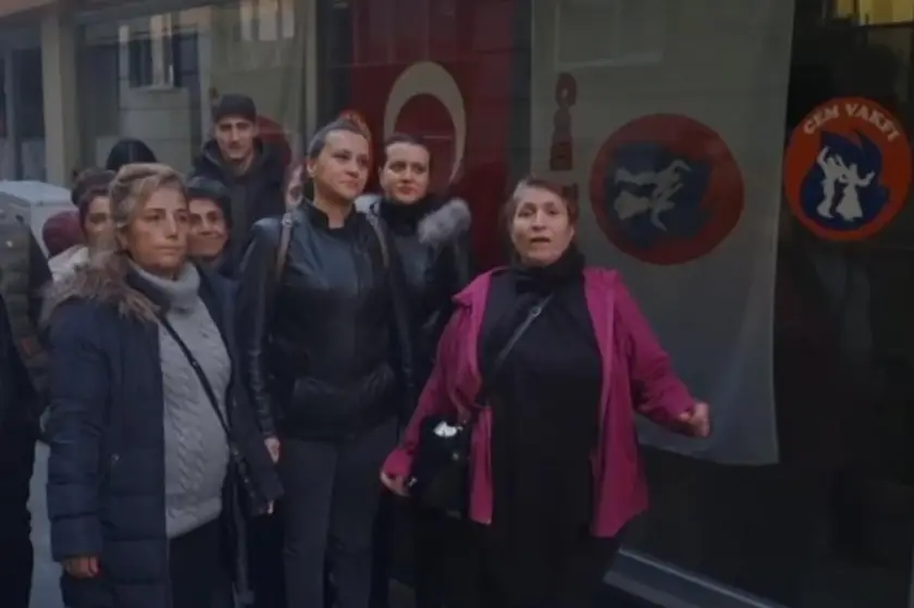 Cem Vakfı önünde bir araya gelen bir grup insan